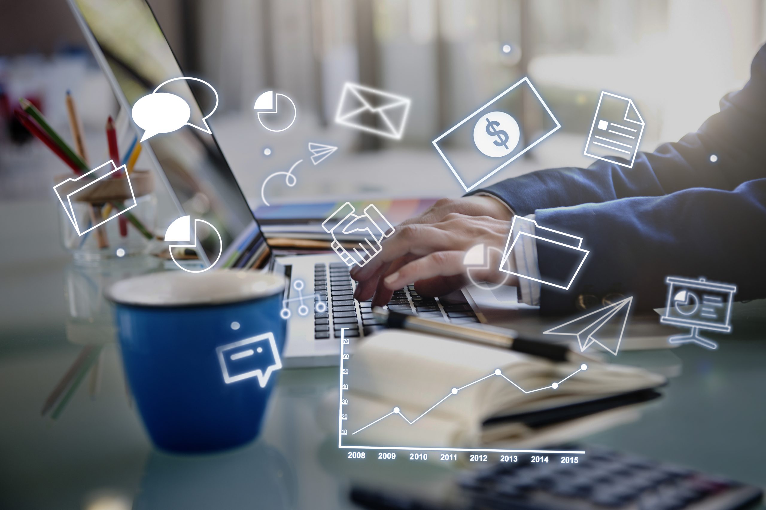 Linkedin: usuario em frente ao notebook acessando sua conta do Linkedin.