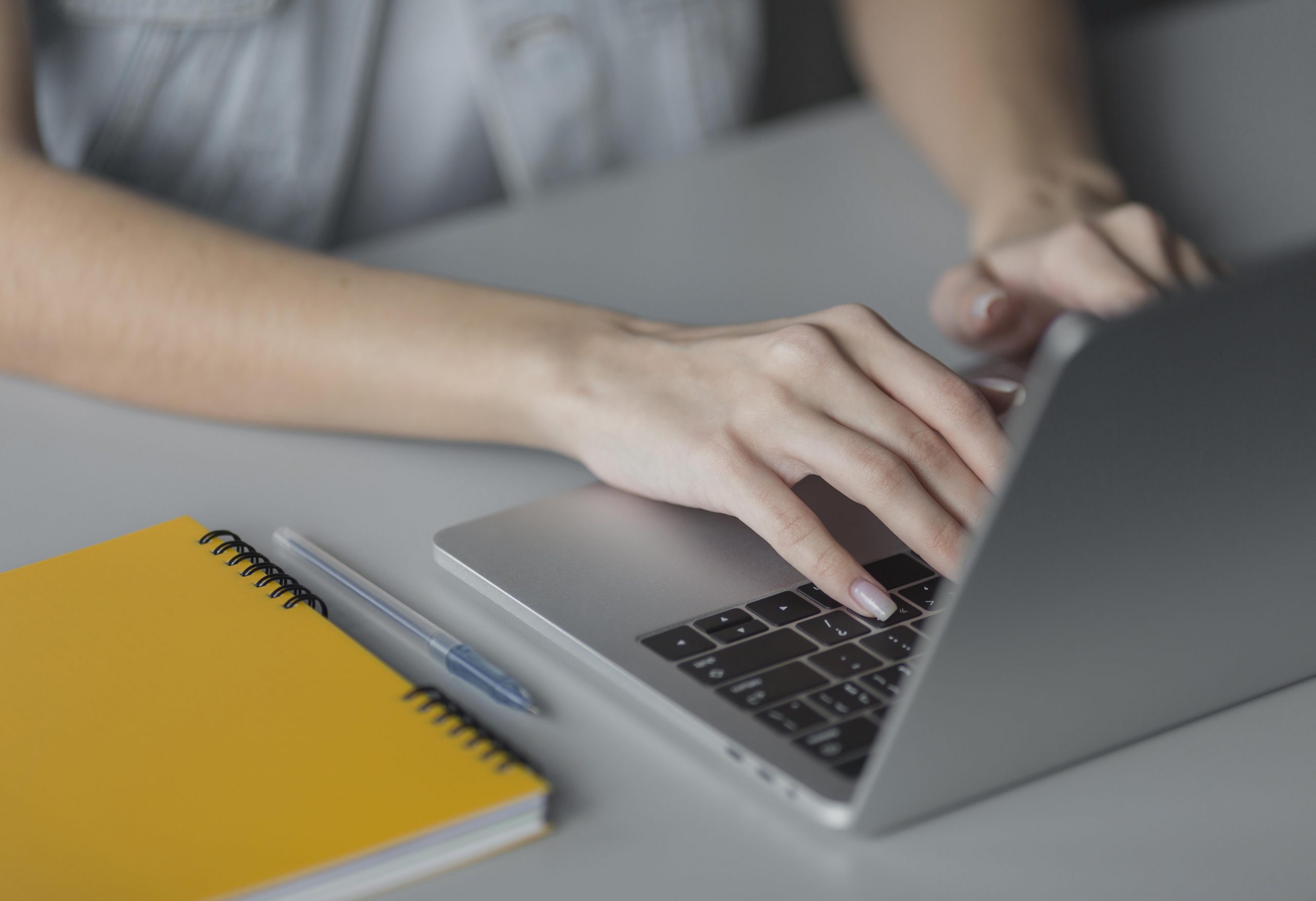 Curso superior: aluno em frente ao notebook analisando os cursos superiores.