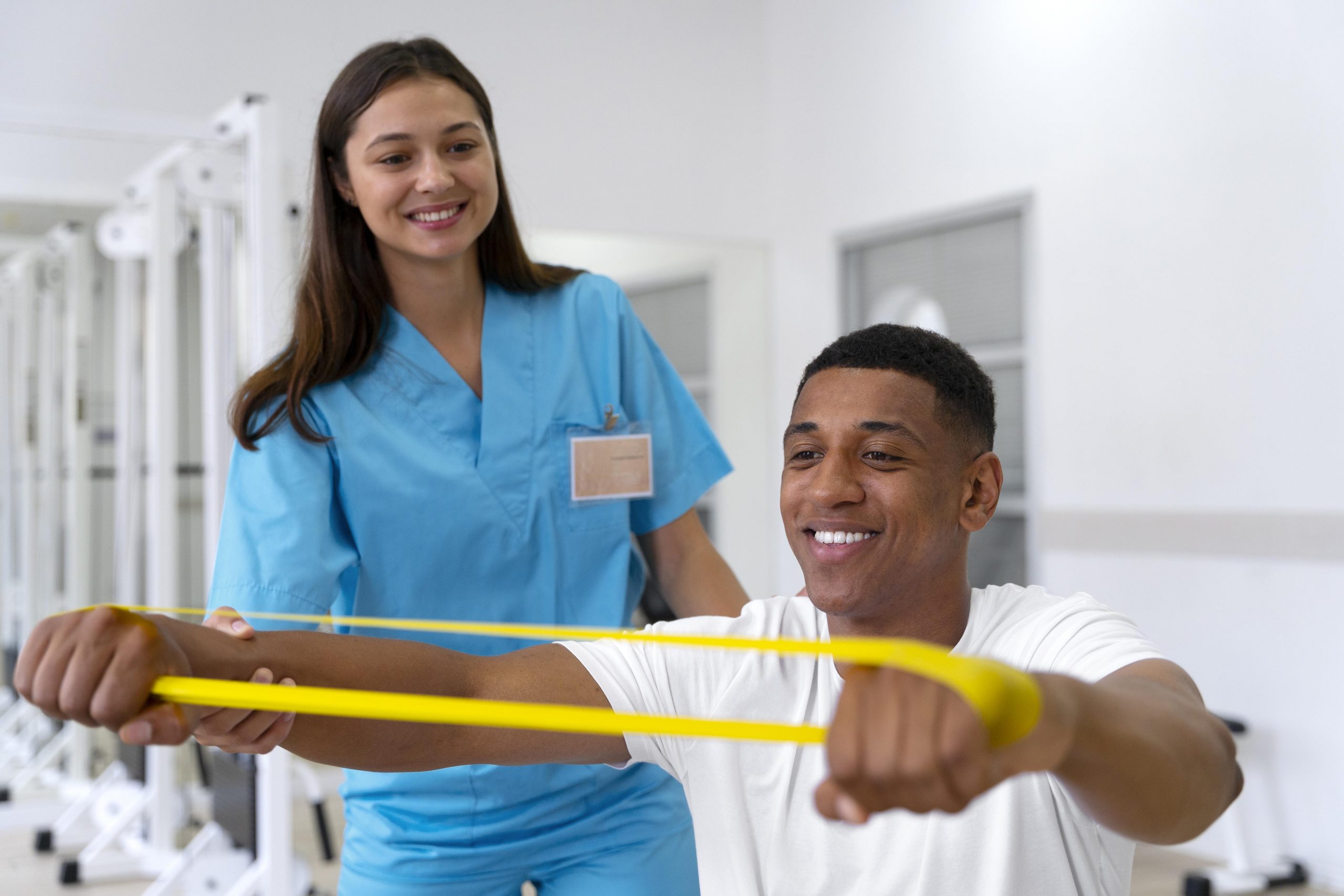 Faculdade de fisioterapia: fisioterapeuta auxiliando o paciente na sua recuperação.