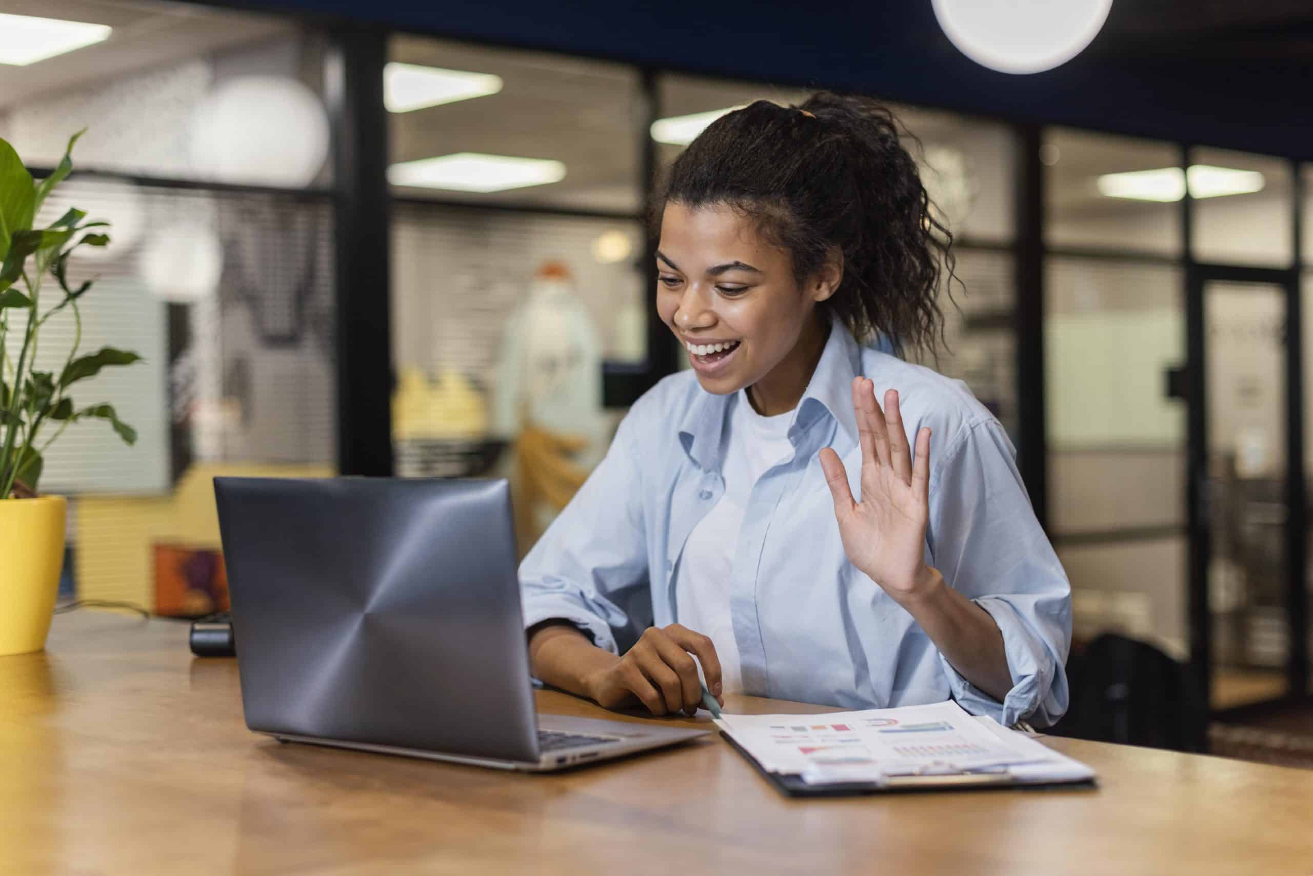 Vagas de emprego online: candidata em uma entrevista online com expressão de felicidade.