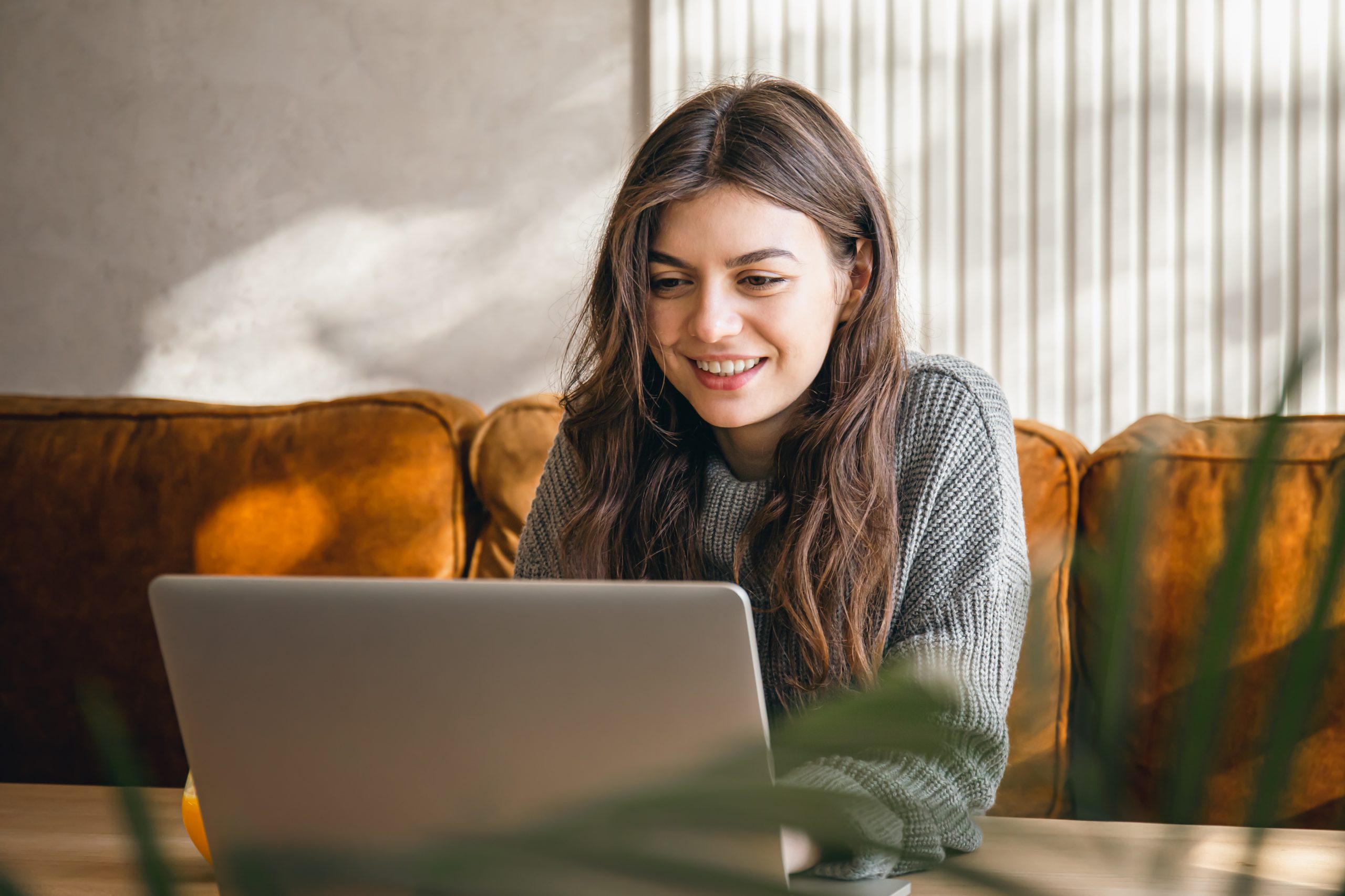 Coaching digital: mulher em frente ao notebook seguindo na carreira de coaching digital.