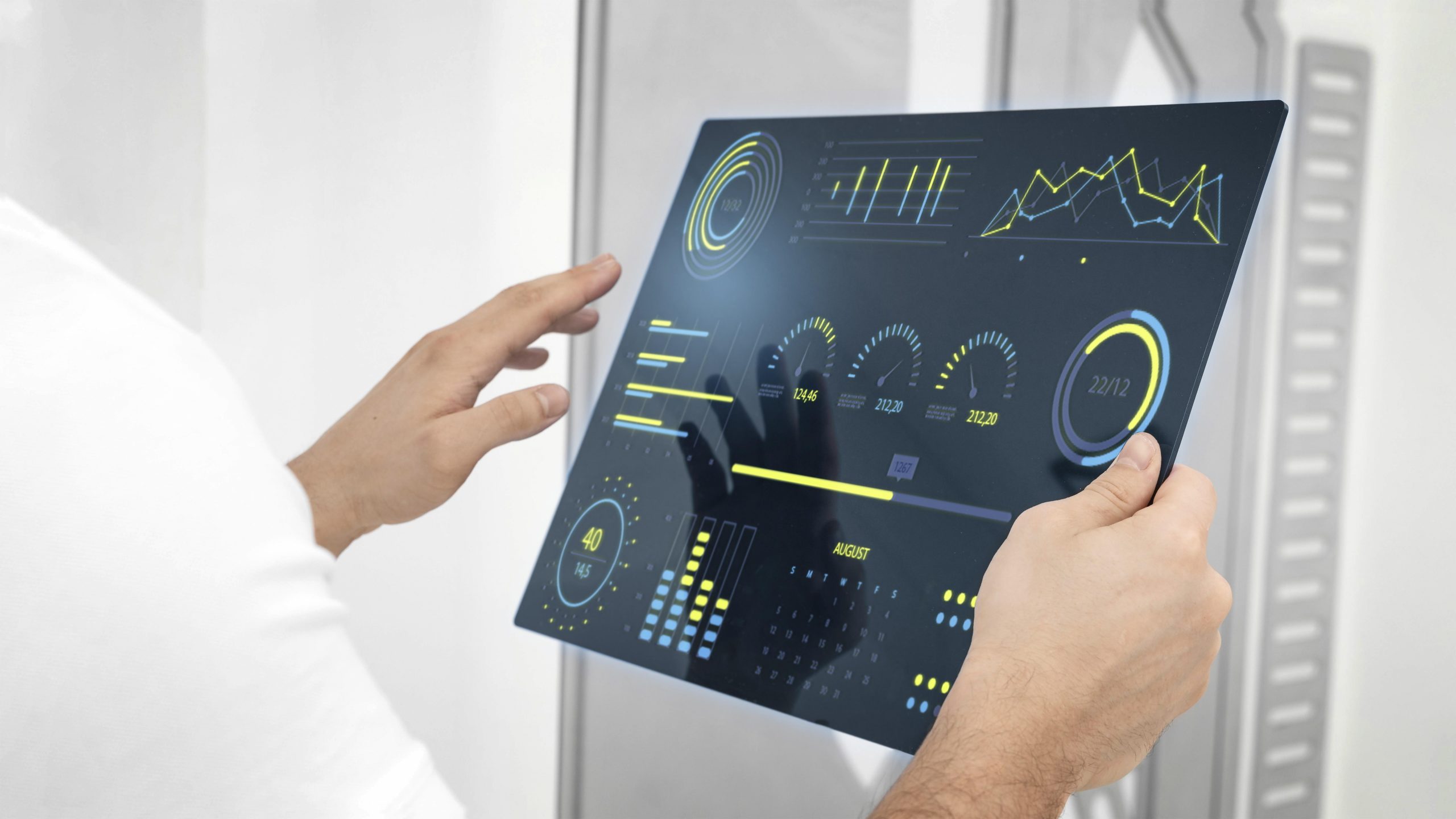 Data science: pessoa em frente a um painel preto com gráficos com tons predominantes em amarelo.