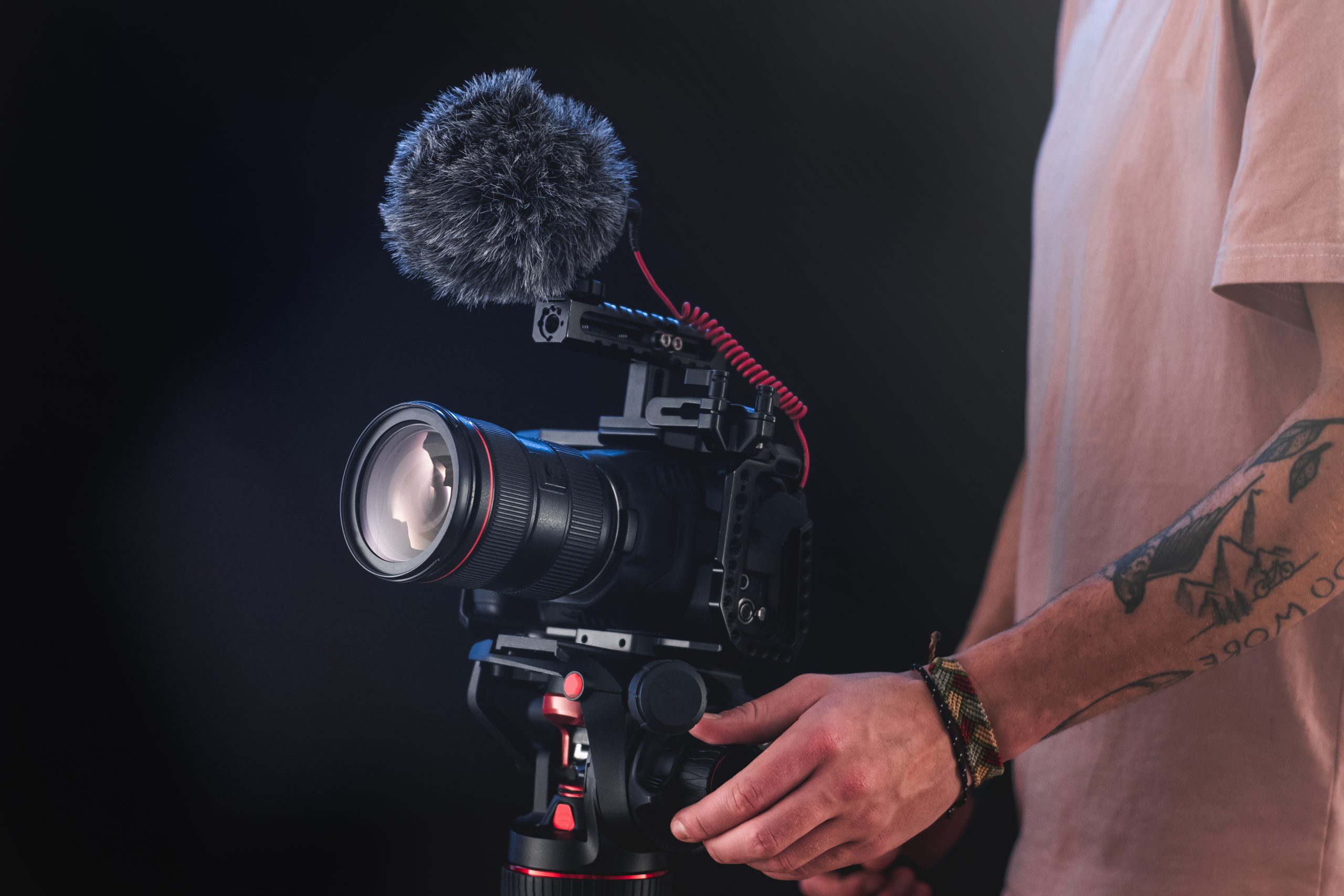 Filmmaker: imagem de uma camera fotografica profissional representando o filmmaker.