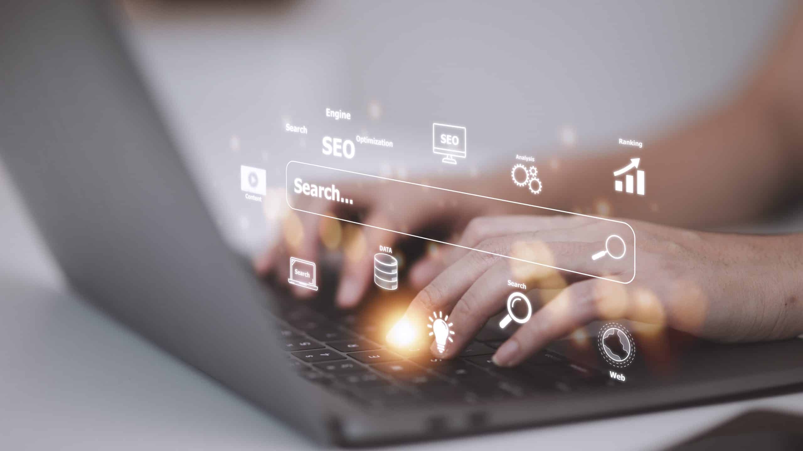 Tendências do marketing: mãos sobre o teclado de um notebook verificando as tendências do marketing