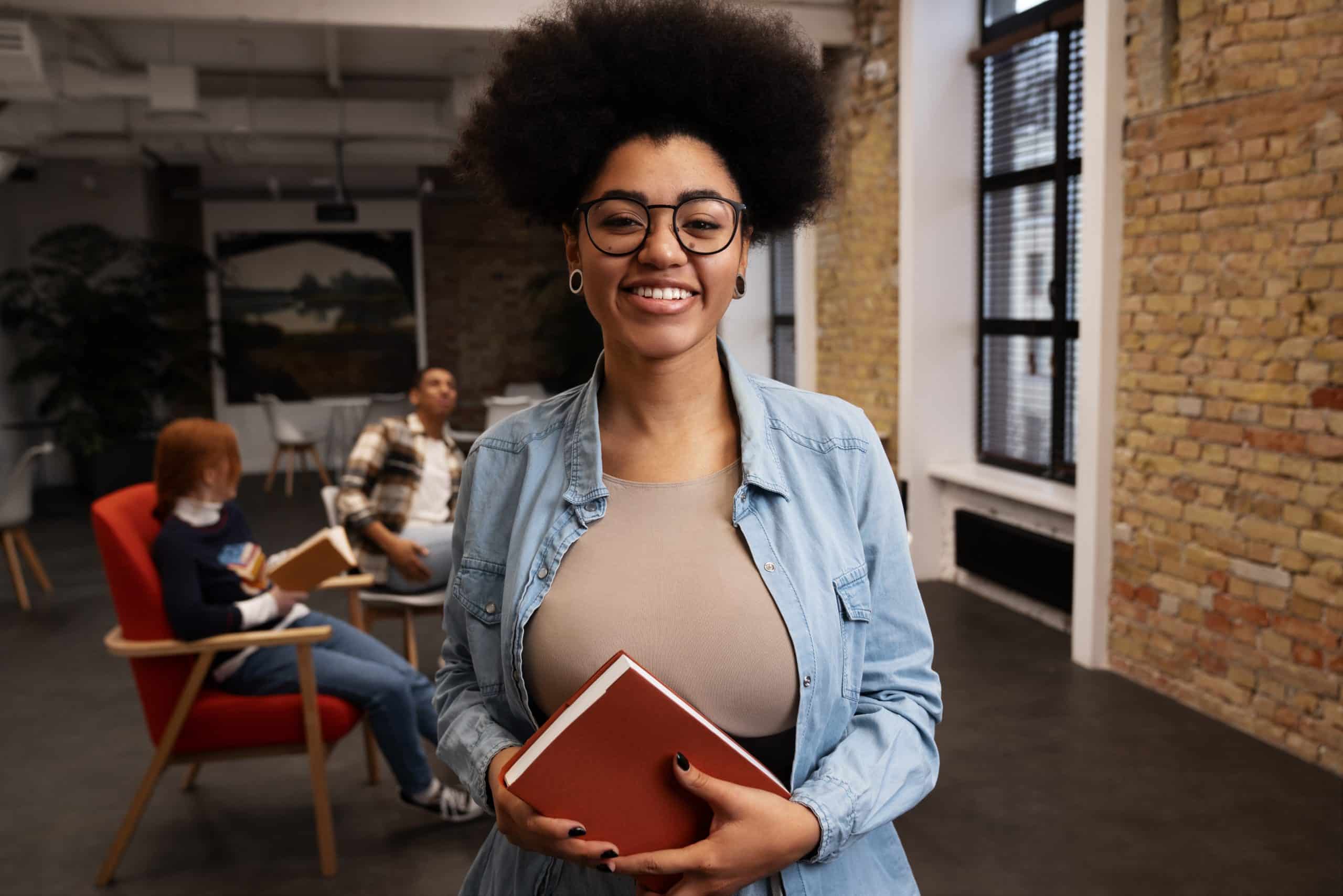 Vocação profissional: mulher com um sorriso segurando um livro em busca da sua vocação profissional