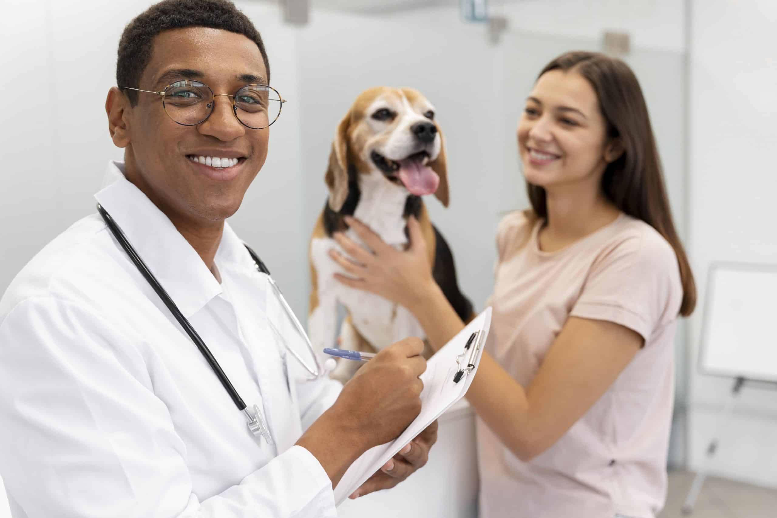 medico veterinario e uma tutora segurando seu cachorro