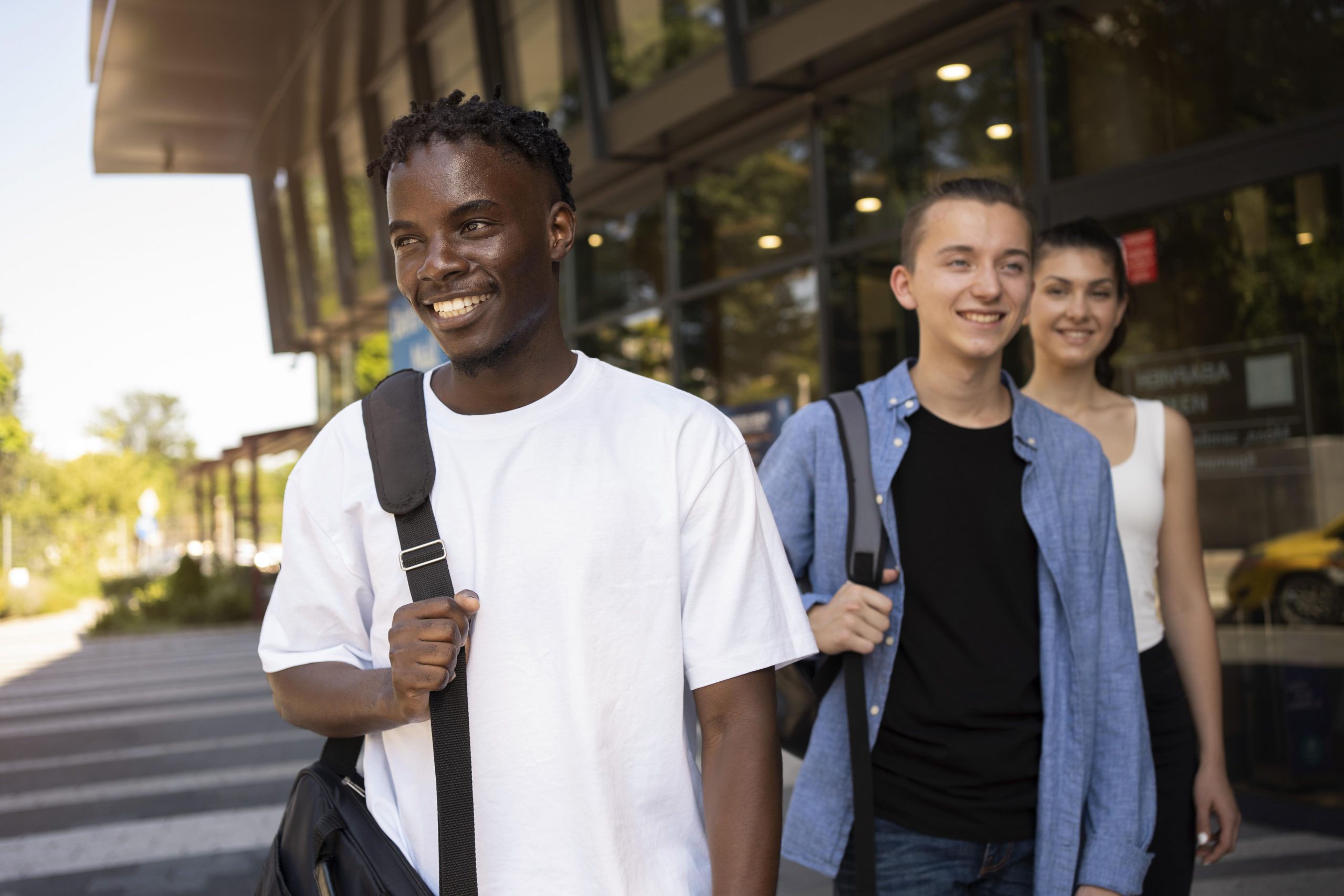 dois jovens caminhando dentro da faculdade
