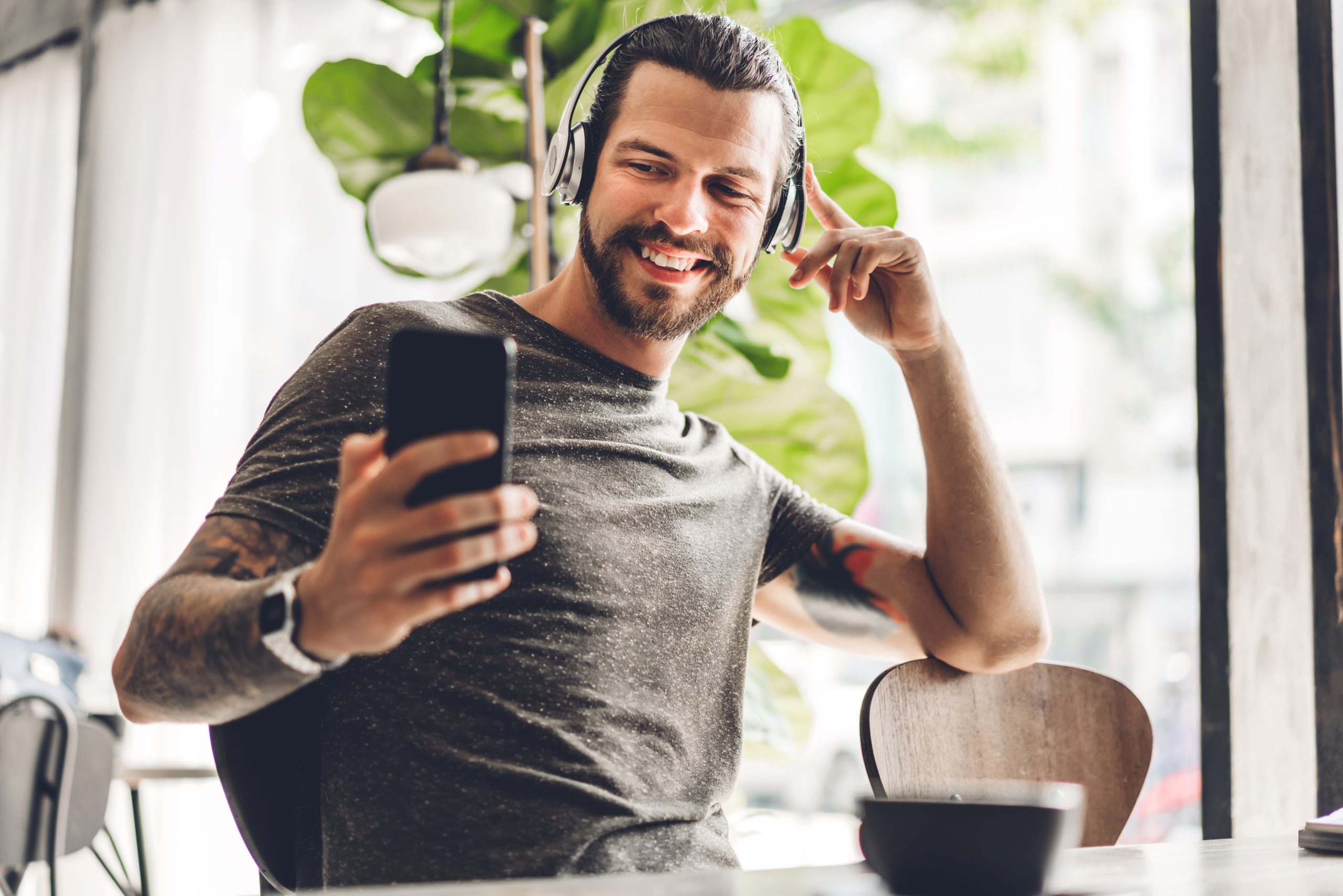 ouvindo podcast segurando celular em uma das mãos