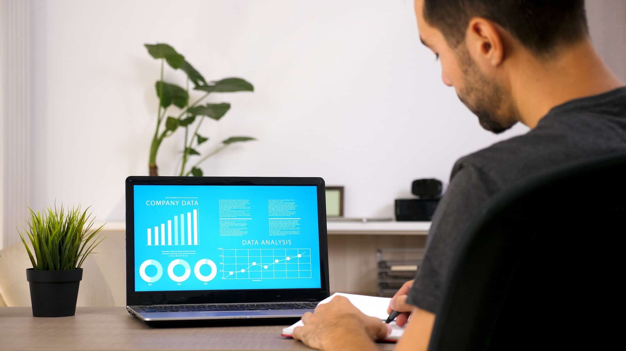 Homem em frente ao notebook, estudando matemática.