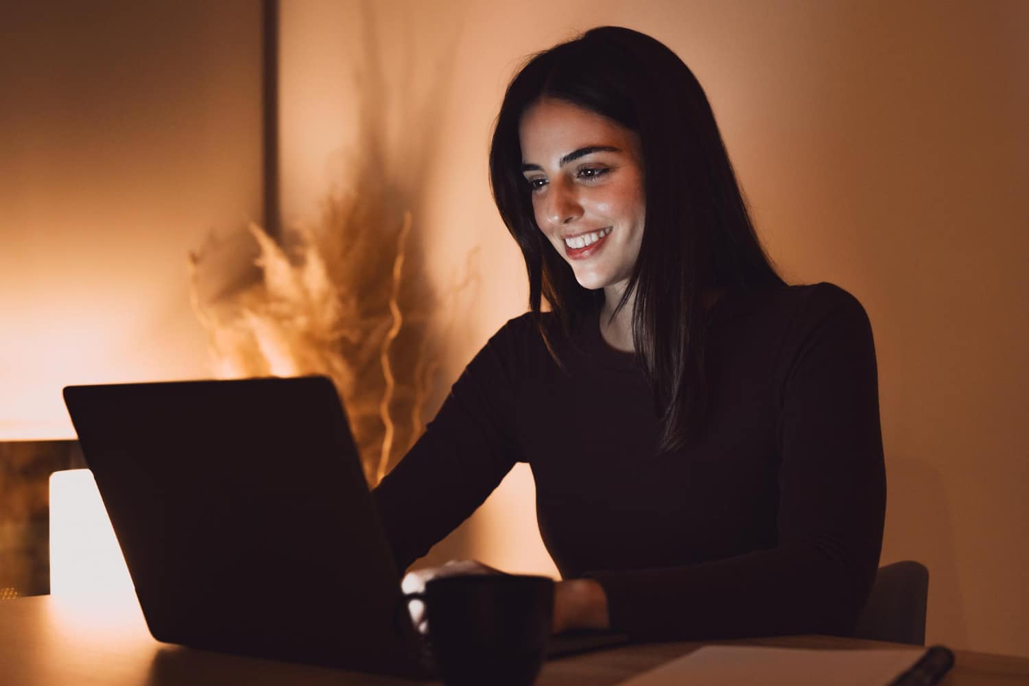 mulher sentada em frente ao notebook