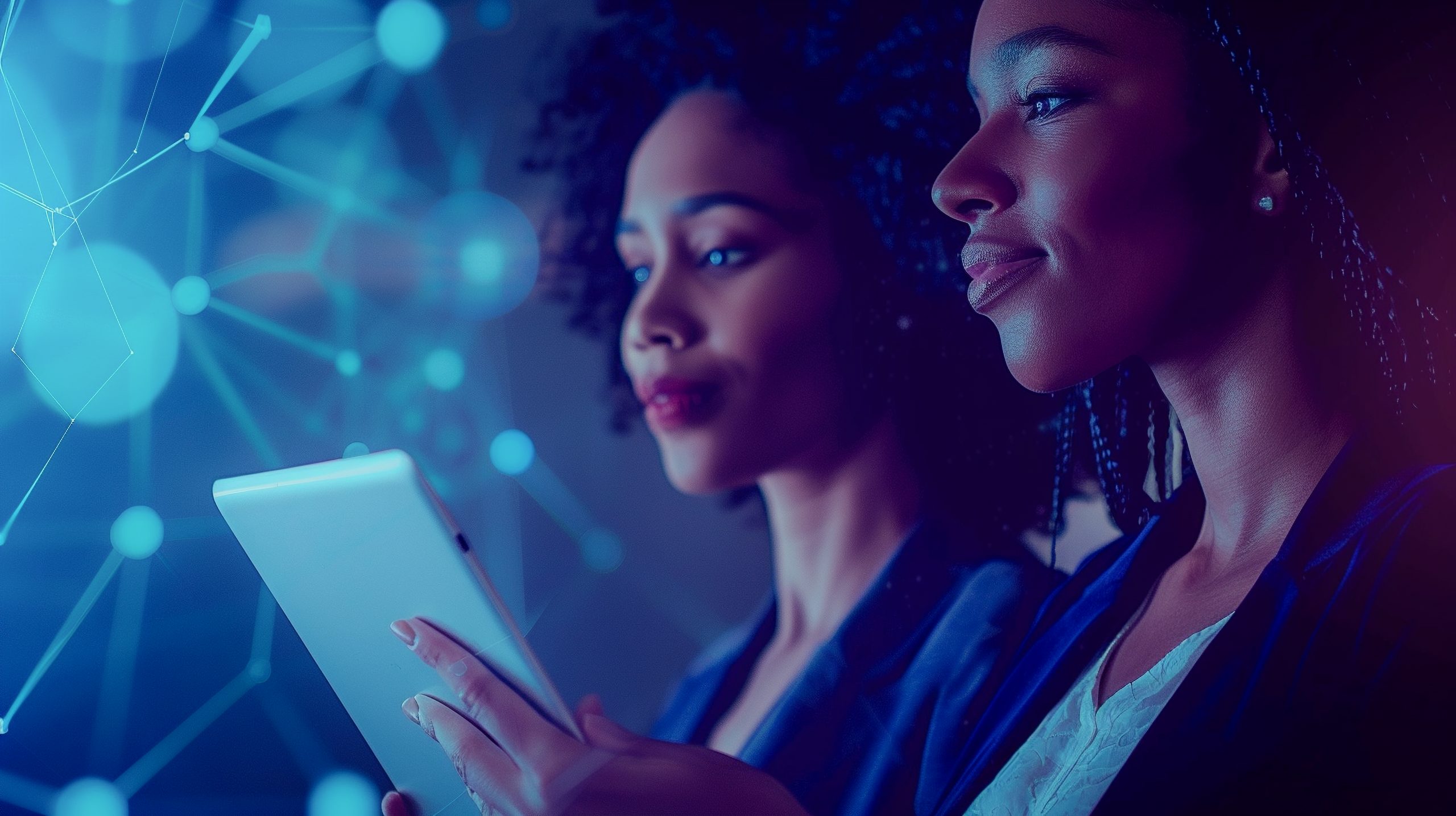 duas mulheres lado a lado olhando para uma tela com elementos em linhas e conexões tecnológicas. Uma delas está segurando um tablet.
