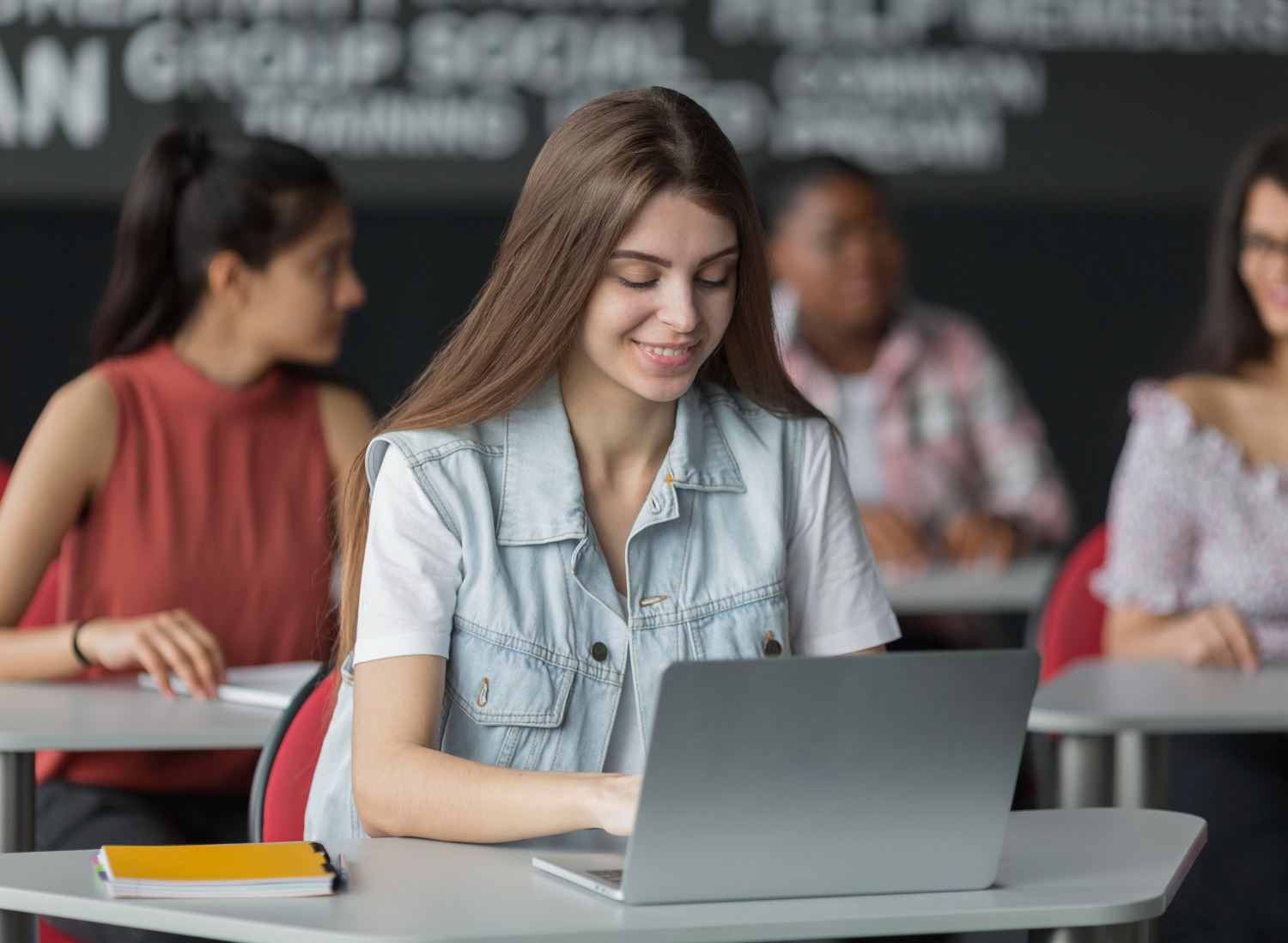 Estudante em uma sala de aula, durante um dos cursos de extensão escolhidos por ela.