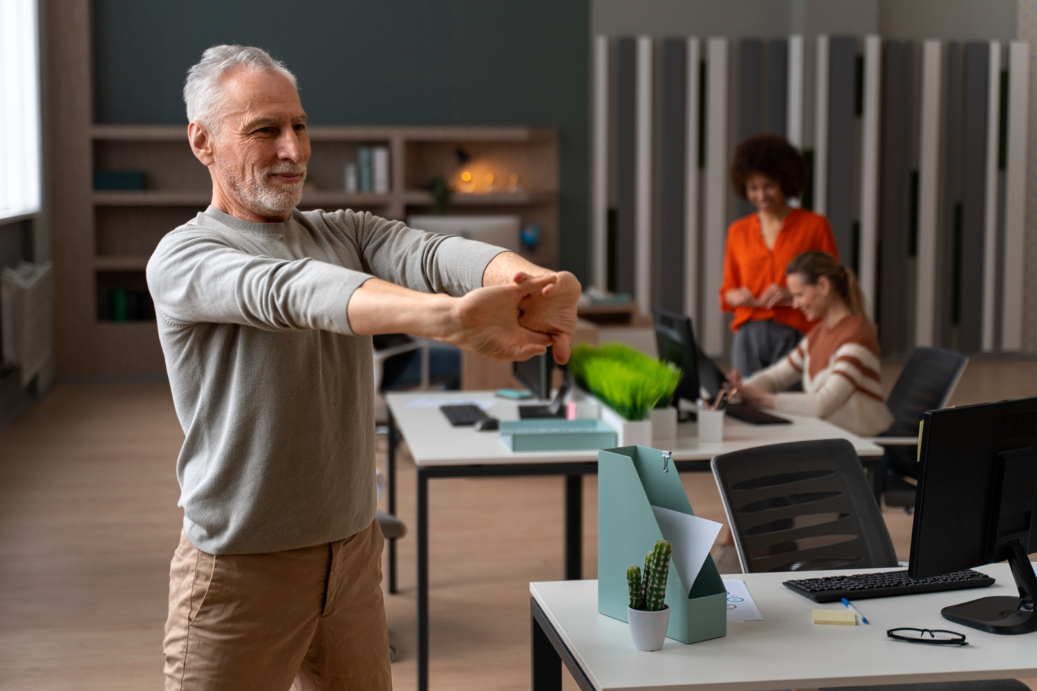 homem em ambiente profissional fazendo alongamento