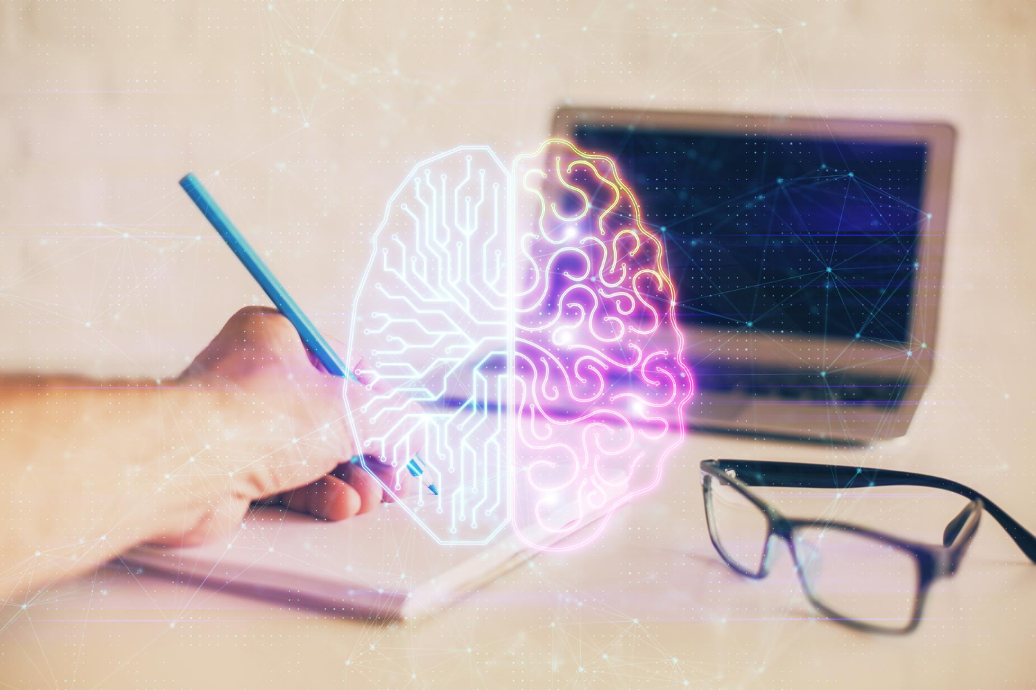 imagem de uma mão escrevendo em um caderno, um notebook em frente e uma ilustração digital com desenho de um cérebro sobre a imagem