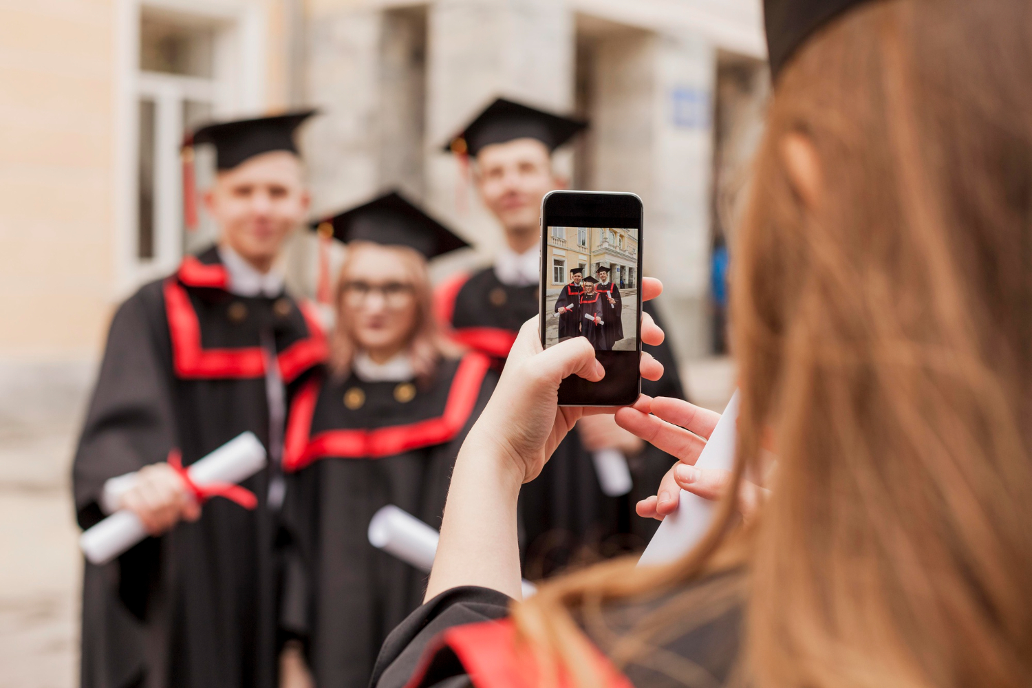 grupo de formandos fazendo fotos no dia da formatura