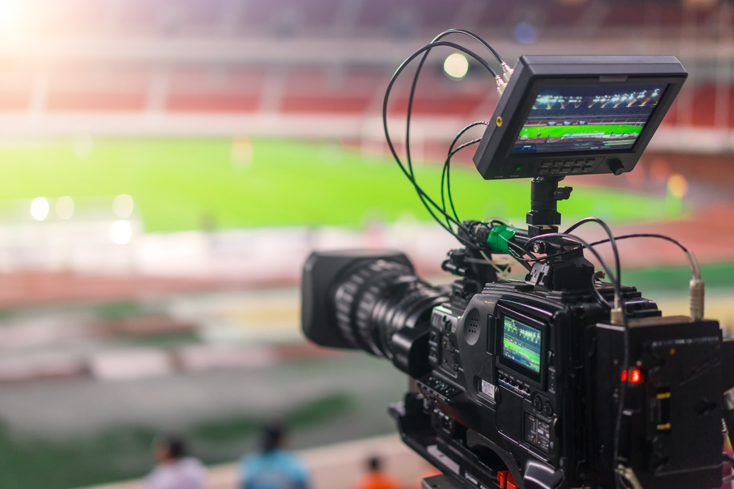 imagem de uma câmera de filmagem profissional em estádio de futebol